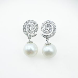 Pendientes con diamantes y perlas. - Imagen 1