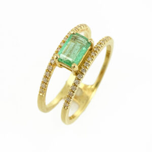 Anillo con esmeralda central y diamantes.