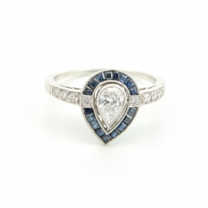 Anillo vintage platino con diamantes y zafiros.