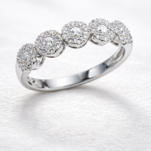 Anillo con diamantes.