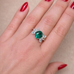 Anillo con Esmeralda oval y diamantes. - Imagen 2