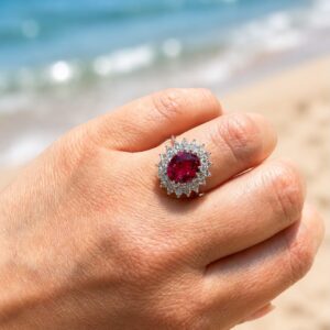 Anillo con Turmalina oval y diamantes. - Imagen 2
