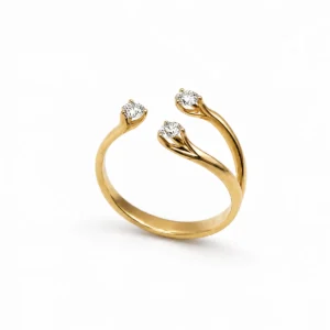 Anillo abierto con tres diamantes.
